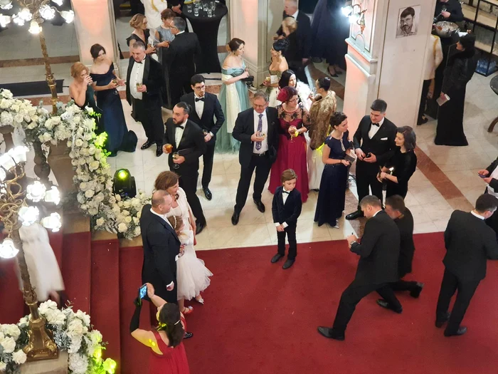 Adina Alberts și Viorel Catramă au făcut o scurtă sesiune foto. FOTO: R. Florescu