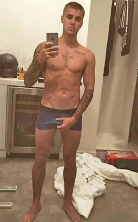 
    Cântăreţul e  convins că  organul său sexual i-a crescut popularitatea   