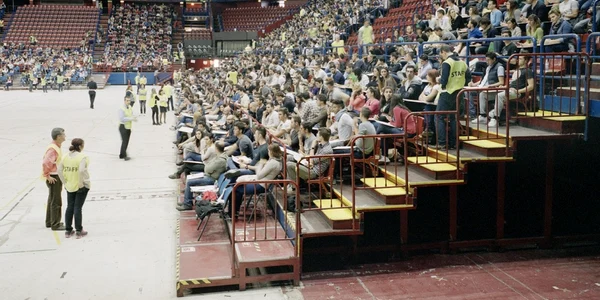 Concurs de angajare la Poliţia din Milano. Peste 10.000 de persoane au candidat pentru 14 posturi de poliţist. Examenul a avut loc în Mediolanum Forum FOTO Michele Borzoni