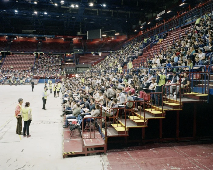 Concurs de angajare la Poliţia din Milano. Peste 10.000 de persoane au candidat pentru 14 posturi de poliţist. Examenul a avut loc în Mediolanum Forum FOTO Michele Borzoni