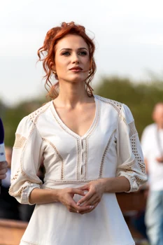 Michaela Prosan la filmările serialului „Iubire cu parfum de lavandă”. FOTO: Antena 1