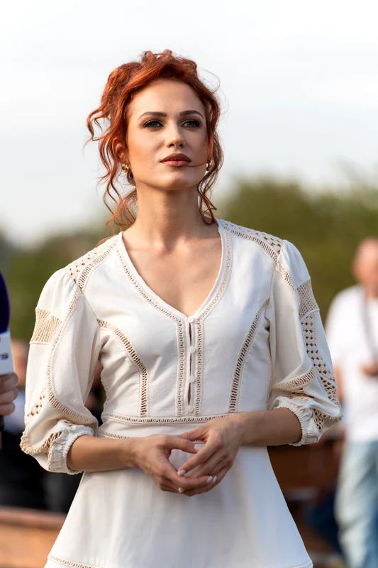Michaela Prosan la filmările serialului „Iubire cu parfum de lavandă”. FOTO: Antena 1