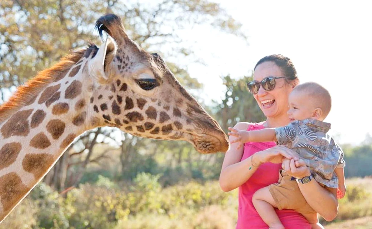 
    Natalie și micuțul Benjy se joacă în liniște cu o girafăFoto: profimedia  