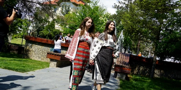 tinere din ucraina in straie oltenesti - foto george pitulescu