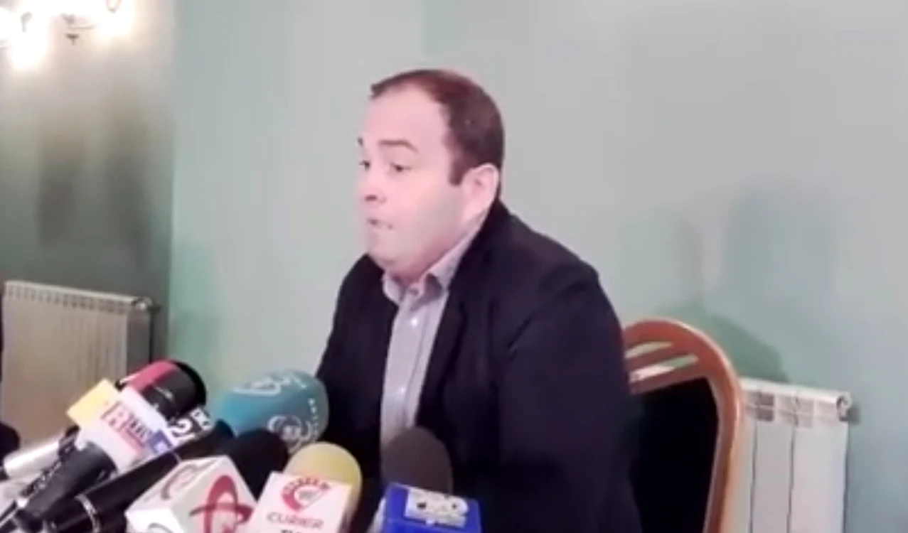 
    Marian Badea a lăcrimat la conferinţa de presă în care a anunţat că fabrica îşi opreşte activitateaCaptură video Mediafax  