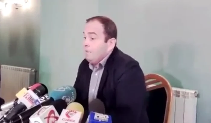 
    Marian Badea a lăcrimat la conferinţa de presă în care a anunţat că fabrica îşi opreşte activitateaCaptură video Mediafax  