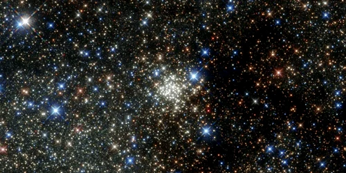 Această imagine NASA / ESA Hubble Space Telescope prezintă Cluster Arches cea mai densă aglomerare de stele cunoscută din Calea Lactee FOTO NASA / ESA