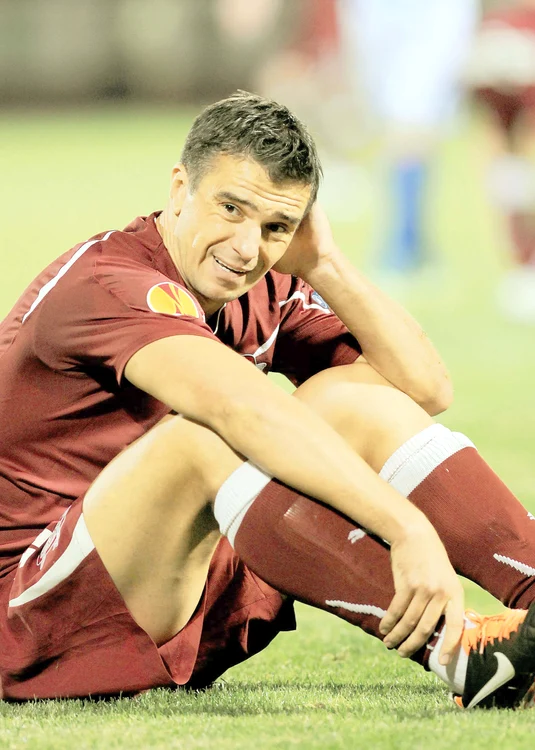 
    Pancu, ultimul  supravieţuitor al  Rapidului din zilele lui  de glorie, încheie în  lacrimi actualul sezon (FOTOGRAFII: Răzvan Păsărică)  