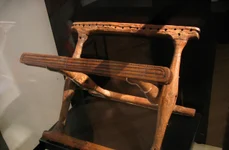 Scaunul pliant descoperit la Guldhøj, expus la Muzeul Național al Danemarcei 
