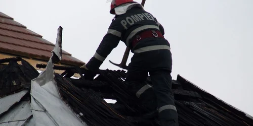 Acoperişul a luat foc de la coşul de evacuare a fumului