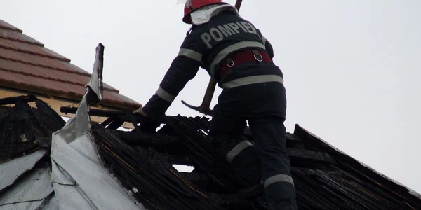 Acoperişul a luat foc de la coşul de evacuare a fumului
