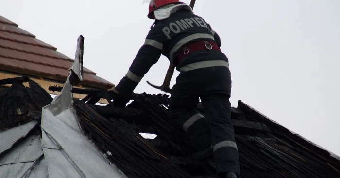 Acoperişul a luat foc de la coşul de evacuare a fumului 