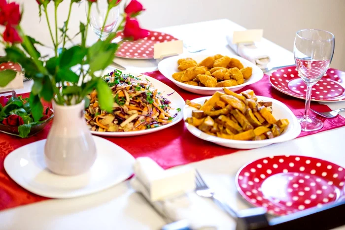 
    Nuggets cu cartofi dulci şi salată crunch  