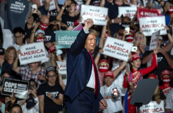 Donald Trump salutând mulţimea în Florida FOTO EPA-EFE