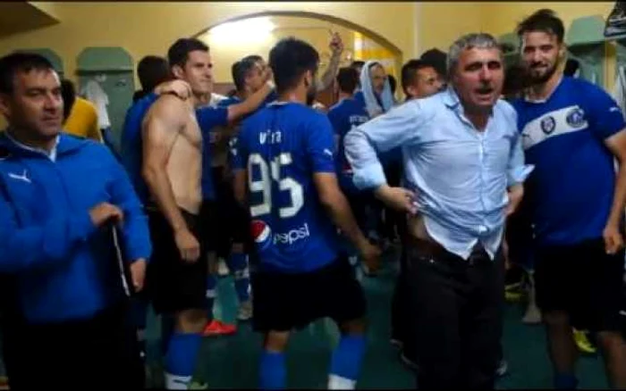 Hagi a sărbătorit în vestiarul Viitorului cu jucătorii săi FOTO academiahagi.ro