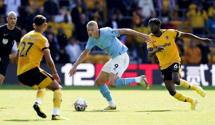 Erling Haaland (bleu), atacantul momentului în Anglia (FOTO: EPA)