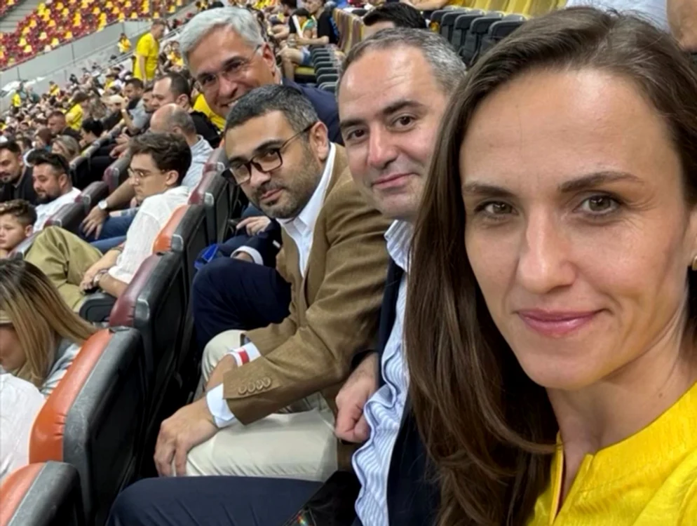 Patru miniștri din Guvern, de la USR, PSD și PNL au fost surprinși pe stadion / Sursa: Oana Țoiu FB