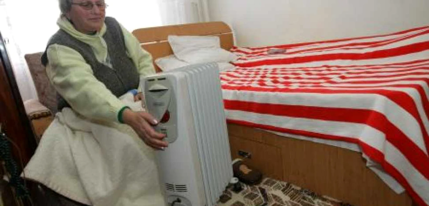 Oamenii sunt nevoiţi să se încălzească la calorifere electrice