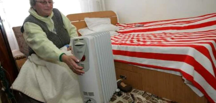 Oamenii sunt nevoiţi să se încălzească la calorifere electrice