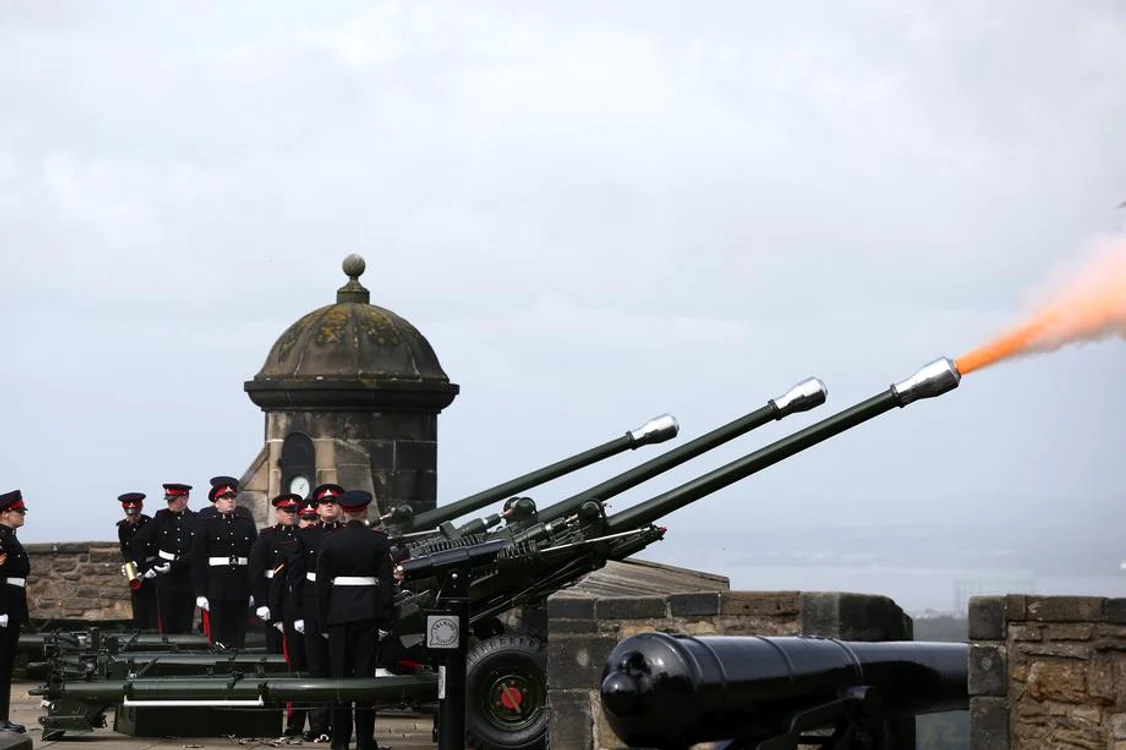 Castelul din Edinburgh: Salve de tun trase în onoarea reginei Elisabeta a II-a FOTO EPA-EFE