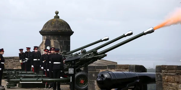 Salve de tun trase in inoarea reginei Elisabeta de la Castelul din Edinburgh FOTO EPA EFE jpg