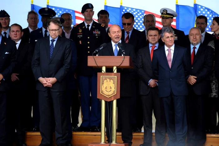 Traian Băsescu, în timpul discursului susţinut la ceremonia de marcare a demarării lucrărilor principale de construcţie la Facilitatea de apărare antirachetă din cadrul Bazei Militare de la Deveselu FOTO facebook.com/PresedinteleTraianBasescu