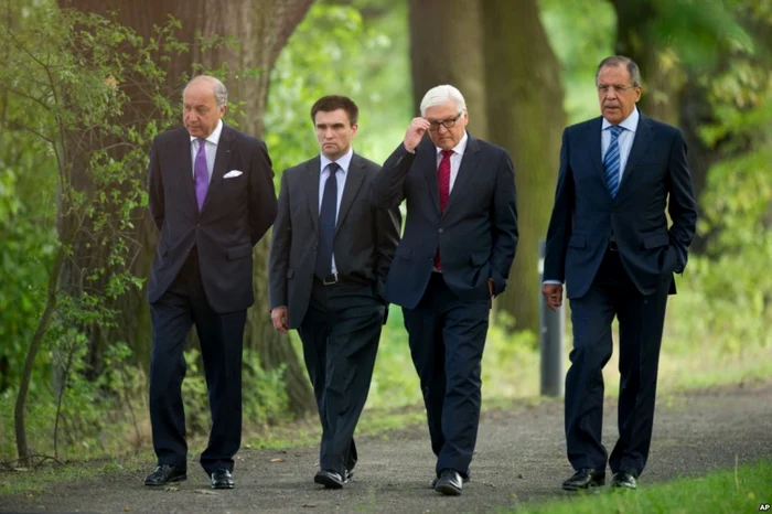 Miniştrii de Externe ai ţărilor din „formatul Normandia“ - Laurent Fabius (Franţa), Pavlo Klimkin (Ucraina), Frank-Walter Steinmeier (Germania), Serghei Lavrov (Rusia), de la stânga la dreapta FOTO AP