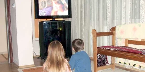 Îndemnaţi să nu-şi mai lase copiii la TV
