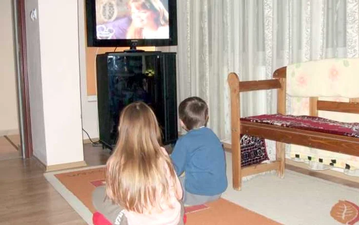 Îndemnaţi să nu-şi mai lase copiii la TV