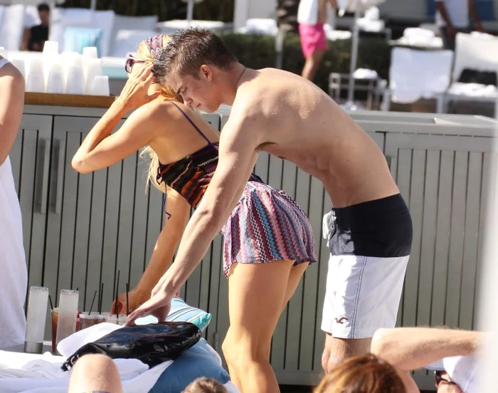 
    Paris ştie să atragă privirile şi atunci când stă cu spatele. (Foto: SplashNews)  