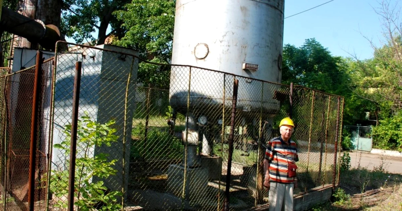 Inginerul pensionar Dumitru Avramescu, lângă instalaţia de oxigen lichid adusă din Italia acum 45 de ani  FOTO Florentin Coman