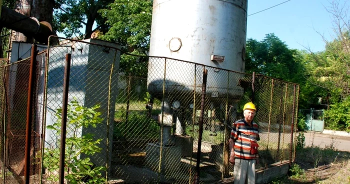 Inginerul pensionar Dumitru Avramescu, lângă instalaţia de oxigen lichid adusă din Italia acum 45 de ani FOTO Florentin Coman