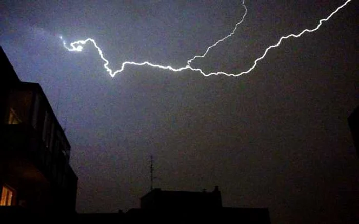 Miercuri noapte a plouat torenţial cu descărcări electrice, în Capitală. FOTO Bogdan Petrescu / Facebook