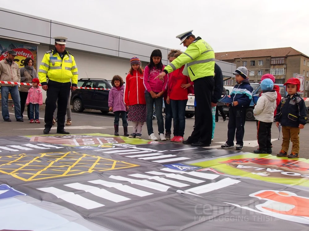 
    Poliţiştii prezintă principalele reguli de circulaţie pentru copiifoto: camerita.ro  