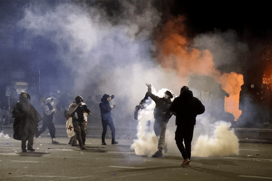 Gaze şi tunuri cu apă împotriva miilor de opozanţi ai unei legi represive, în Georgia