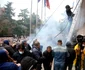 Scene violente între protestatari si poliţişti dupa ce a fost atacat sediul unui partid din Albania. FOTO EPA-EFE