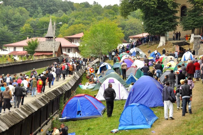 Zeci de mii de oameni sunt aşteptaţi la mănăstirea Nicula. FOTO: Arhiva Adevărul