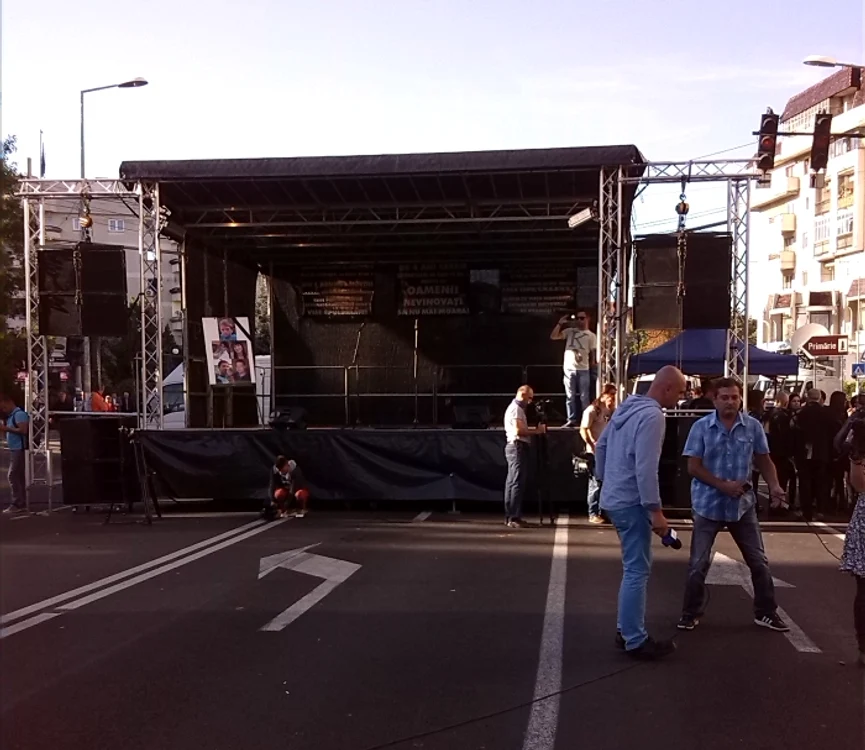 O scenă a fost amenajată în locul unde s-a strâns lumea pentru miting