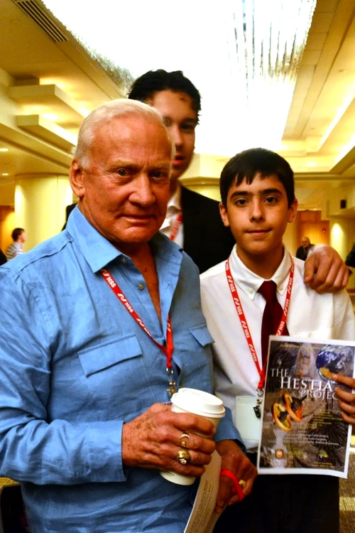 Liceanul NASA Costin Dobrin alături de celebrul astronaut Buzz Aldrin - al doilea om care a păşit pe Lună Sursă foto Arhivă personală