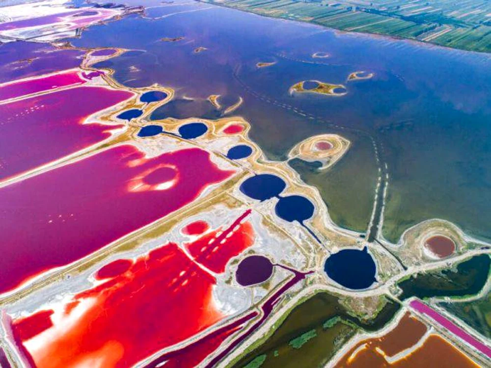 Lacul care își schimbă culoarea Foto: Getty Images 