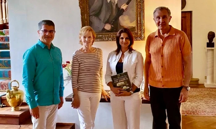 Majestatea Sa Margareta si Principele Radu la Castelul Savarsin cu Laurentiu Stefan, ambasadorul Romaniei in Irlanda, si sotia lui   FOTO Casa Regala jpg