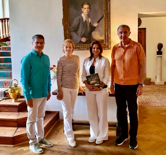 Majestatea Sa Margareta si Principele Radu la Castelul Savarsin cu Laurentiu Stefan, ambasadorul Romaniei in Irlanda, si sotia lui   FOTO Casa Regala jpg