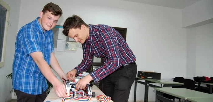 Tinerii au lucrat o săptămâna la robot