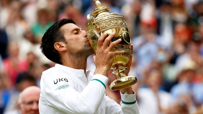 Novak Djokovici, a câştigat, duminică, pentru a treia oară consecutiv turneul de grand slam de la Wimbledon FOTO: Twitter ATP Tour