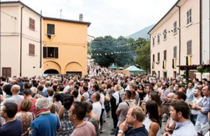 Participanţi la Festivalul Urâţilor din oraşuş italian Piobbico FOTO Mattia Micheli