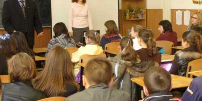Elevii au primit sfaturi utile de la poliţişti