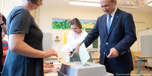 octavian ursu voteaza in goritz alaturi de sotia lui foto picture-alliance/dpa/S.Kahnert