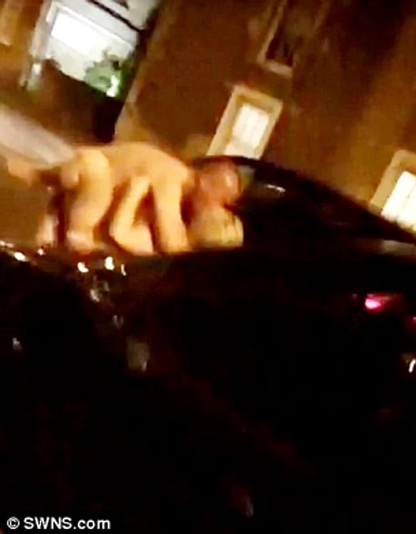 Un cuplu a făcut sex pe capota mașinii