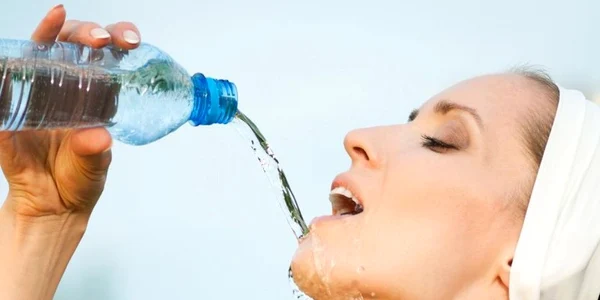 femeie apa foto shutterstock