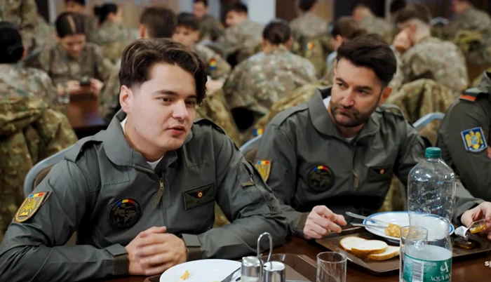 Smiley și Selly la Academia Forțelor Aeriene „Henri Coandă” - Foto: captură YouTube